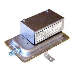 Metal airflow switch with cylindrical probe and adjustable set screw.